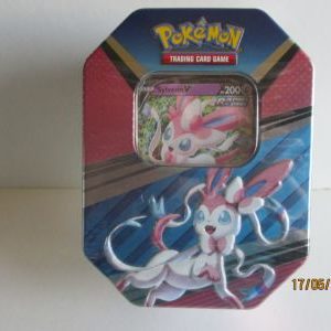 Spring tin 2022 Sylveon V